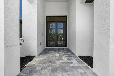 House in Cape Coral, Florida 4 bedrooms, 210.7 sq.m. № 1637607 - photo 5