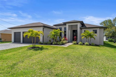House in Cape Coral, Florida 4 bedrooms, 210.7 sq.m. № 1637607 - photo 4