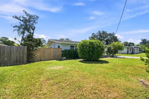 Villa ou maison à louer à Sarasota, Floride: 3 chambres, 113.34 m2 № 2388515 - photo 4