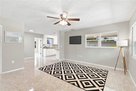 Villa ou maison à louer à Sarasota, Floride: 3 chambres, 113.34 m2 № 2388515 - photo 8