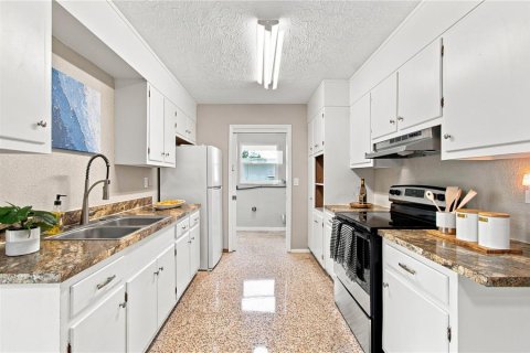 Villa ou maison à louer à Sarasota, Floride: 3 chambres, 113.34 m2 № 2388515 - photo 16