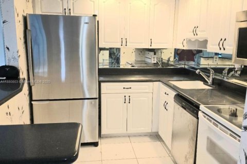 Condo in Tamarac, Florida, 2 bedrooms  № 2012855 - photo 2