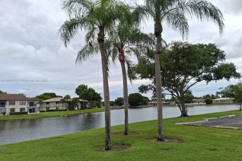 Condo in Tamarac, Florida, 2 bedrooms  № 2012855 - photo 15