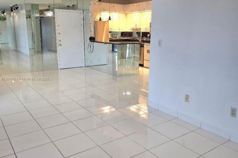 Condo in Tamarac, Florida, 2 bedrooms  № 2012855 - photo 4