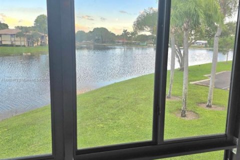 Condo in Tamarac, Florida, 2 bedrooms  № 2012855 - photo 7