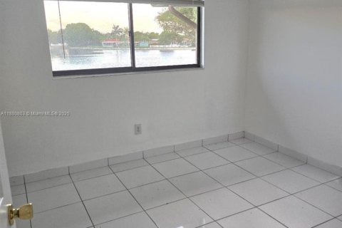 Condo in Tamarac, Florida, 2 bedrooms  № 2012855 - photo 12