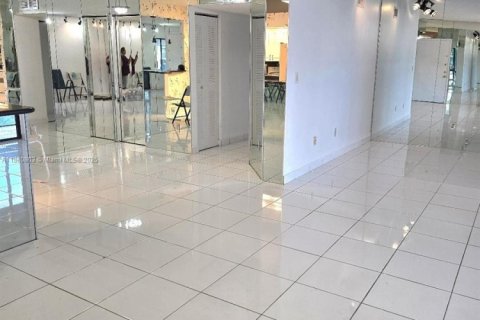 Condo in Tamarac, Florida, 2 bedrooms  № 2012855 - photo 3