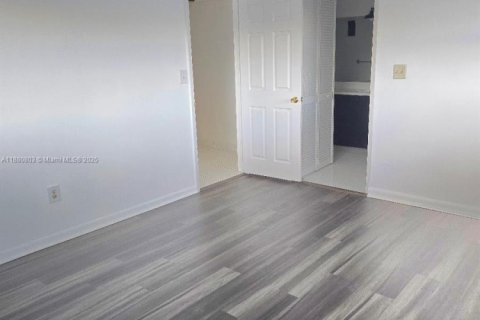 Condo in Tamarac, Florida, 2 bedrooms  № 2012855 - photo 9