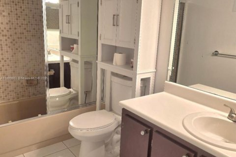 Condo in Tamarac, Florida, 2 bedrooms  № 2012855 - photo 14