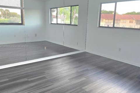 Condo in Tamarac, Florida, 2 bedrooms  № 2012855 - photo 8