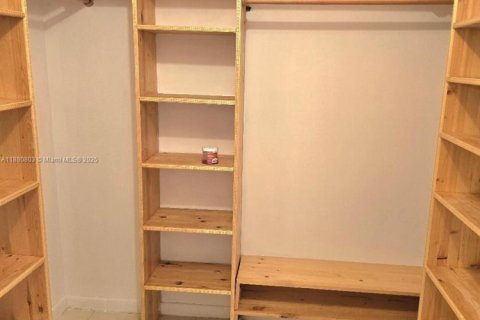 Condo in Tamarac, Florida, 2 bedrooms  № 2012855 - photo 10