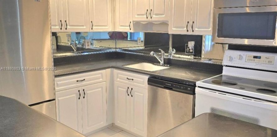 Condo in Tamarac, Florida, 2 bedrooms  № 2012855