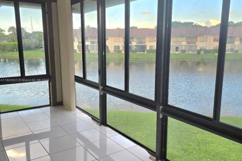 Condo in Tamarac, Florida, 2 bedrooms  № 2012855 - photo 6