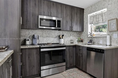 House in Pompano Beach, Florida 3 bedrooms, 98.94 sq.m. № 2063170 - photo 6