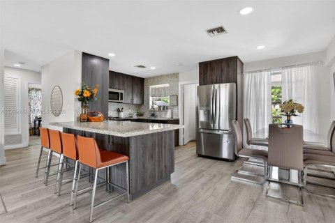 House in Pompano Beach, Florida 3 bedrooms, 98.94 sq.m. № 2063170 - photo 2