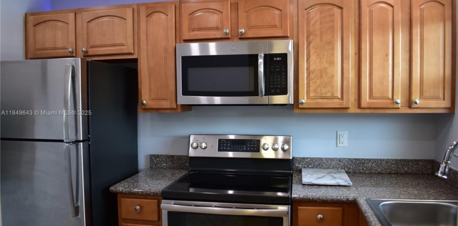 Condominio en Sunrise, Florida, 2 dormitorios № 1852144