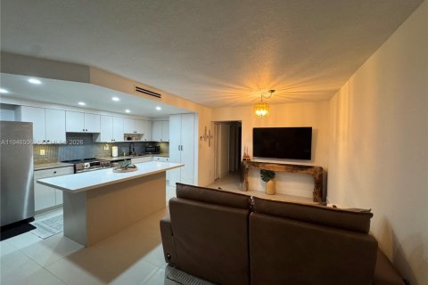 Townhouse in Miami, Florida 3 bedrooms, 136.66 sq.m. № 2002799 - photo 6