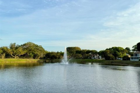 Townhouse in Miami, Florida 3 bedrooms, 136.66 sq.m. № 2002799 - photo 25