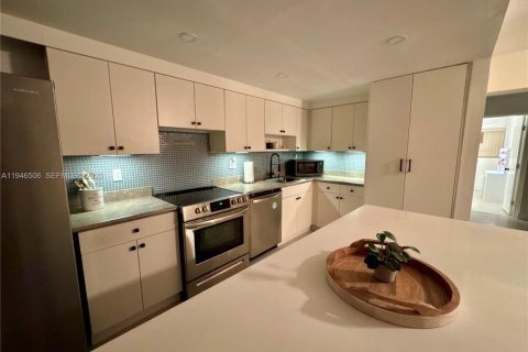 Townhouse in Miami, Florida 3 bedrooms, 136.66 sq.m. № 2002799