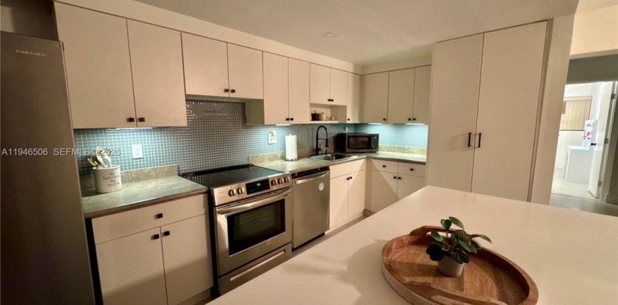 Townhouse in Miami, Florida 3 bedrooms, 136.66 sq.m. № 2002799