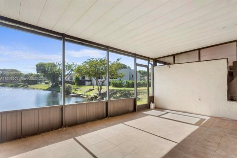 Townhouse in Miami, Florida 3 bedrooms, 136.66 sq.m. № 2002799 - photo 22