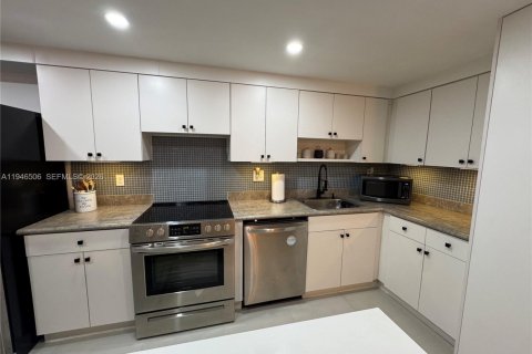 Townhouse in Miami, Florida 3 bedrooms, 136.66 sq.m. № 2002799 - photo 4