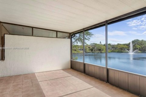 Townhouse in Miami, Florida 3 bedrooms, 136.66 sq.m. № 2002799 - photo 21