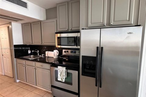 Copropriété à louer à Sunny Isles Beach, Floride: 38.09 m2 № 1978525 - photo 9