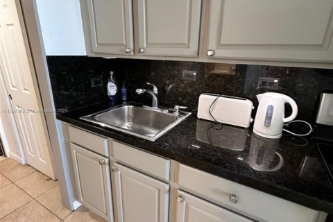 Copropriété à louer à Sunny Isles Beach, Floride: 38.09 m2 № 1978525 - photo 26