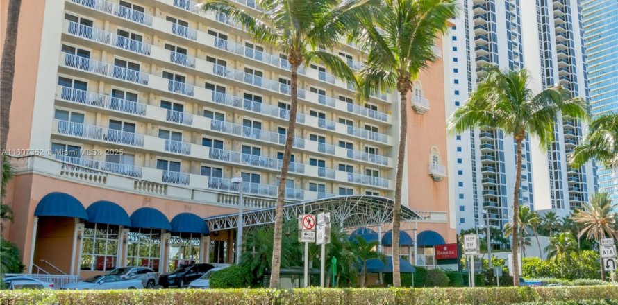 Studio à Condo à Sunny Isles Beach, Floride  № 1978525