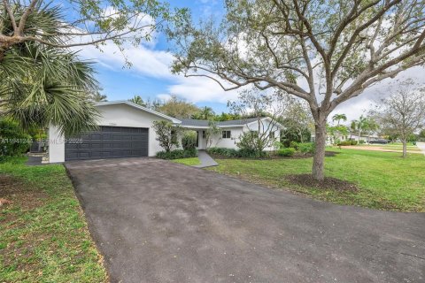 Villa ou maison à vendre à Miami, Floride: 4 chambres, 183.2 m2 № 1998360 - photo 10