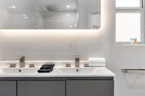 Villa ou maison à vendre à Miami, Floride: 4 chambres, 183.2 m2 № 1998360 - photo 5