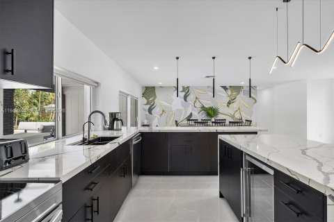 Villa ou maison à vendre à Miami, Floride: 4 chambres, 183.2 m2 № 1998360 - photo 15