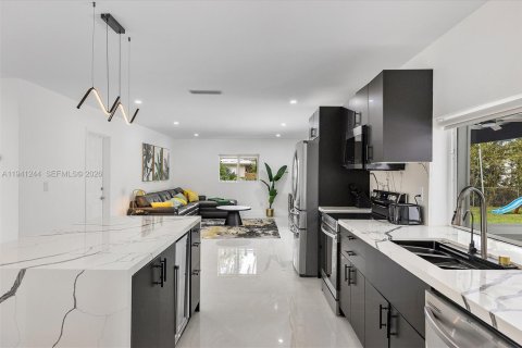 Villa ou maison à vendre à Miami, Floride: 4 chambres, 183.2 m2 № 1998360 - photo 9