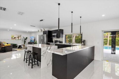 Villa ou maison à vendre à Miami, Floride: 4 chambres, 183.2 m2 № 1998360 - photo 3