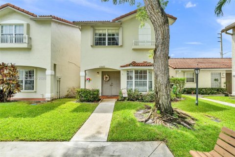 House in Pembroke Pines, Florida 2 bedrooms, 145.86 sq.m. № 2181267