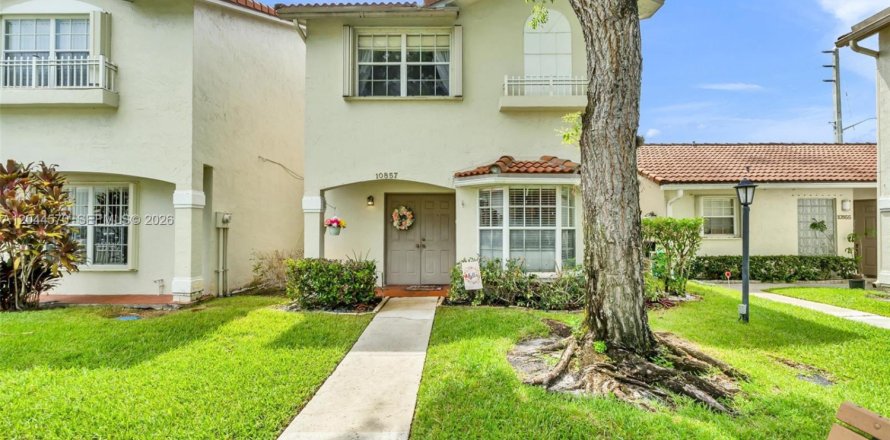 House in Pembroke Pines, Florida 2 bedrooms, 145.86 sq.m. № 2181267