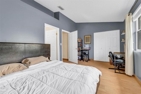House in Pembroke Pines, Florida 2 bedrooms, 145.86 sq.m. № 2181267 - photo 27