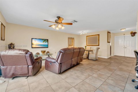 House in Pembroke Pines, Florida 2 bedrooms, 145.86 sq.m. № 2181267 - photo 17