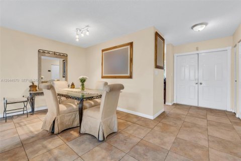 House in Pembroke Pines, Florida 2 bedrooms, 145.86 sq.m. № 2181267 - photo 19