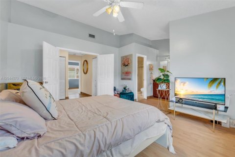 House in Pembroke Pines, Florida 2 bedrooms, 145.86 sq.m. № 2181267 - photo 22