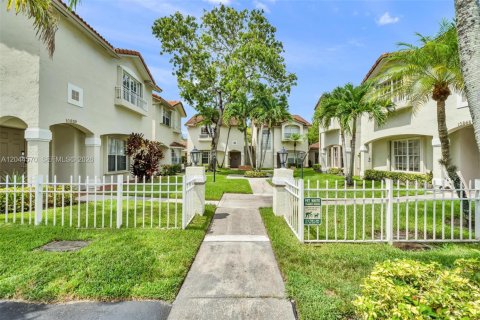 House in Pembroke Pines, Florida 2 bedrooms, 145.86 sq.m. № 2181267 - photo 3
