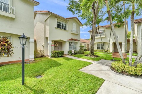 House in Pembroke Pines, Florida 2 bedrooms, 145.86 sq.m. № 2181267 - photo 5