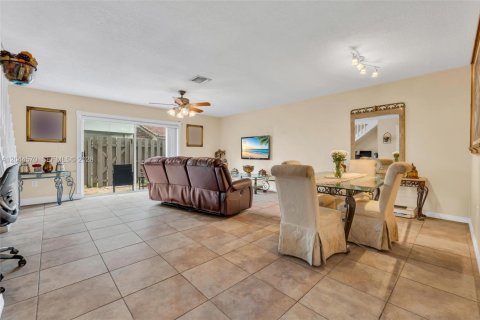 House in Pembroke Pines, Florida 2 bedrooms, 145.86 sq.m. № 2181267 - photo 18