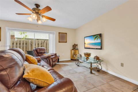 House in Pembroke Pines, Florida 2 bedrooms, 145.86 sq.m. № 2181267 - photo 15