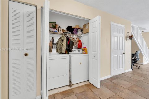 House in Pembroke Pines, Florida 2 bedrooms, 145.86 sq.m. № 2181267 - photo 10