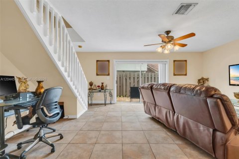 House in Pembroke Pines, Florida 2 bedrooms, 145.86 sq.m. № 2181267 - photo 14