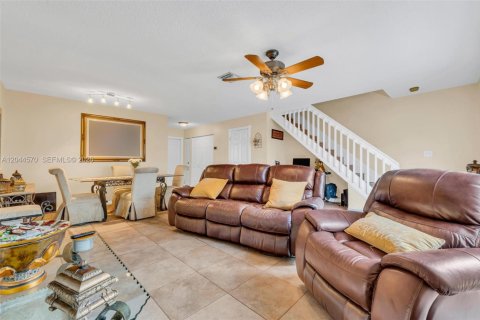 House in Pembroke Pines, Florida 2 bedrooms, 145.86 sq.m. № 2181267 - photo 16