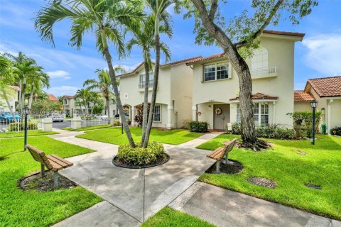 House in Pembroke Pines, Florida 2 bedrooms, 145.86 sq.m. № 2181267 - photo 2
