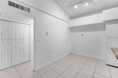 Condo in Coconut Creek, Florida, 2 bedrooms  № 1785747 - photo 9